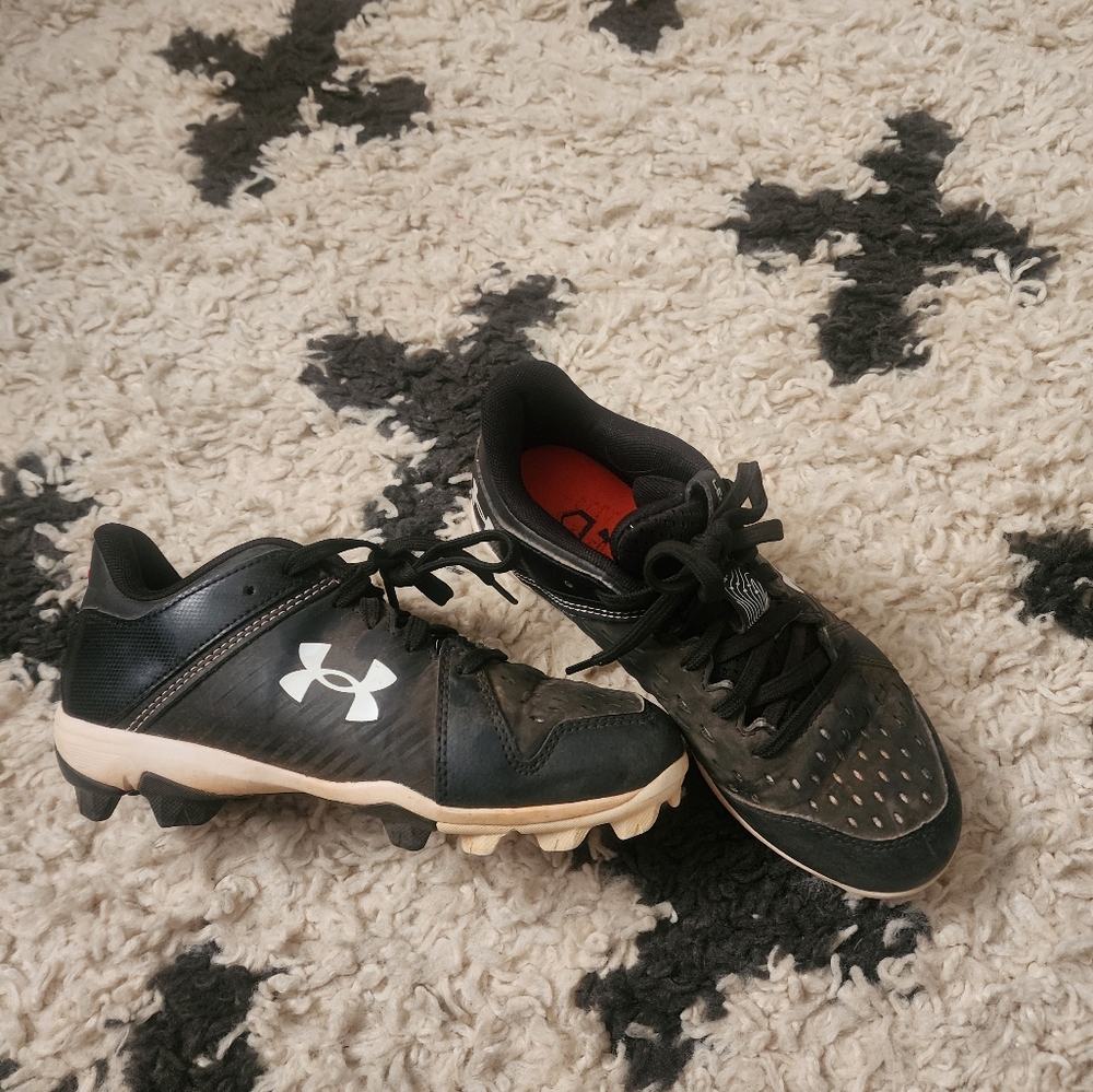 Baseball cleats